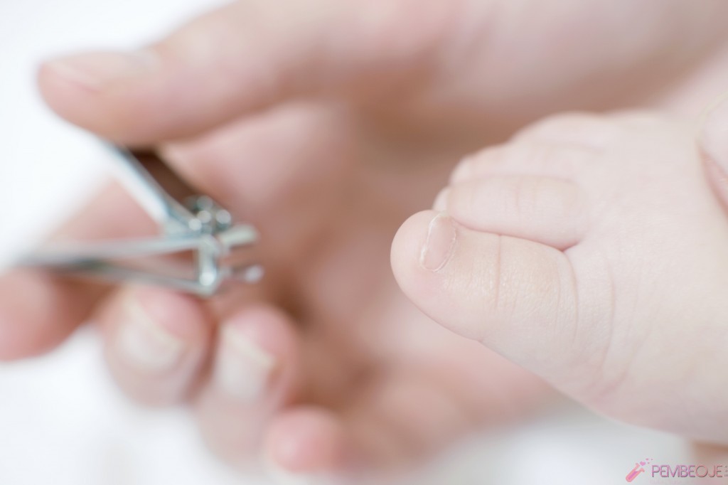 Bebeklerin Tırnakları Nasıl Kesilir ? Bebeklerin Tırnakları Nasıl Kesilir ?