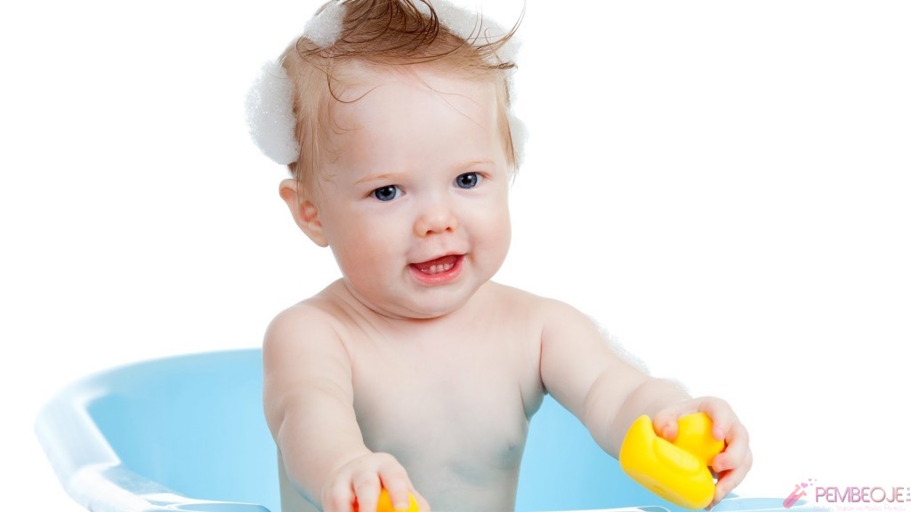 Yenidoğan bebeğe banyo yaptırırken nelere dikkat edilmeli